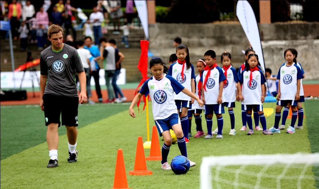 我们是冠军！芳草地国际学校女子足球队摘取“奋进杯”桂冠(图1)